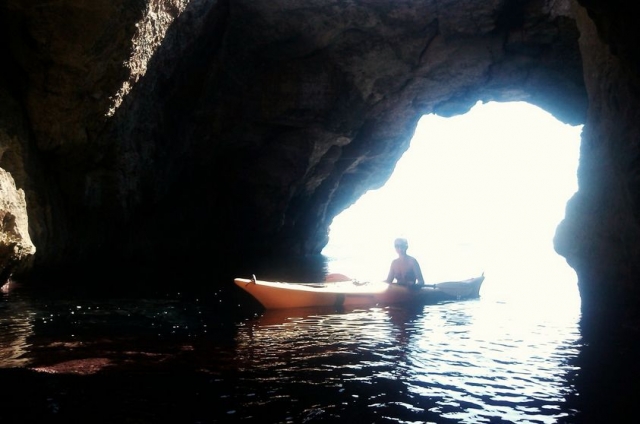 Entrando en la cueva en kayak